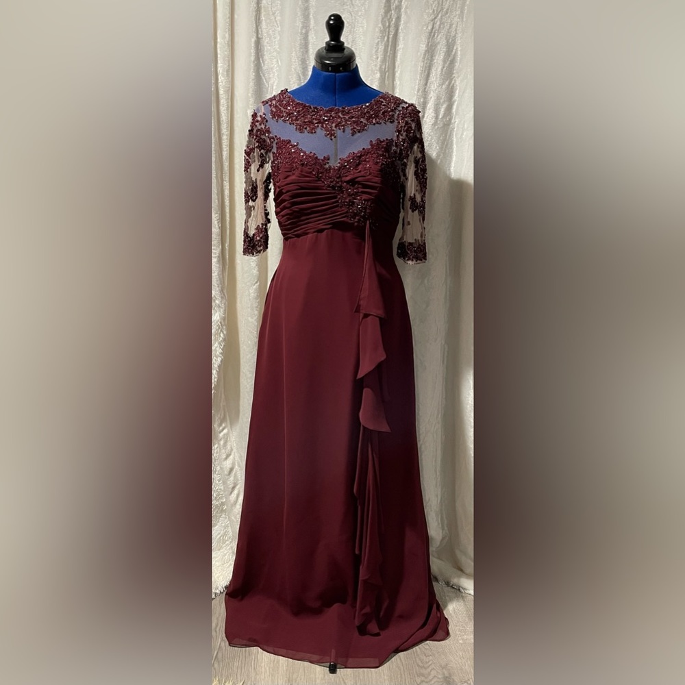 Brand: Alfred Angelo
Size: 10
Color: Red/Dark Red Velvet